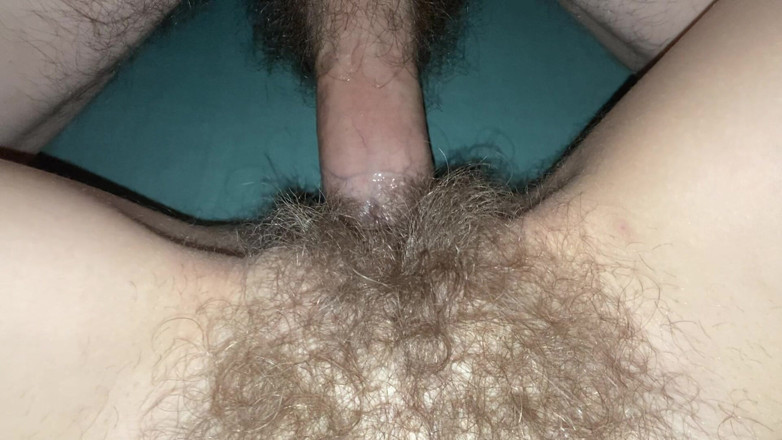 Risky Hairy Couple: 털이 무성한 보지를 클로즈업하는 대물 자지