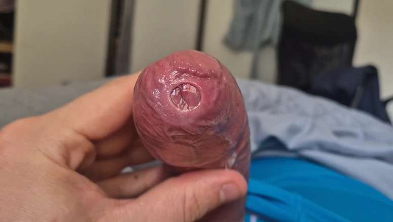 GloomyChase977: 包茎鸡巴 precum 滴特写