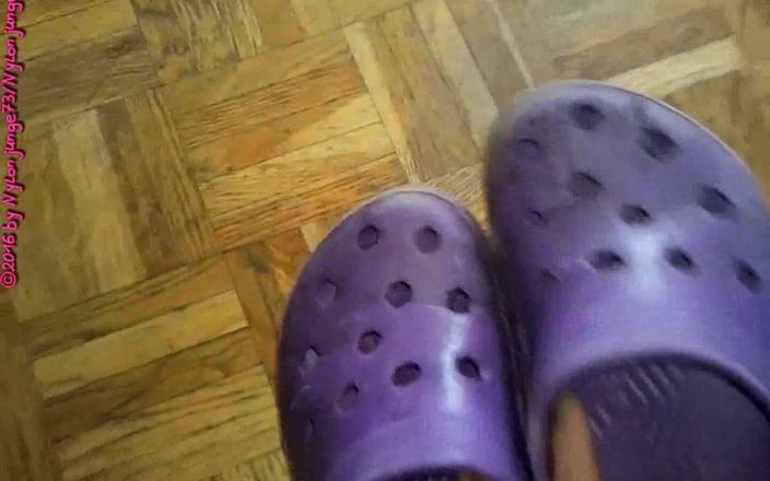 Carmen_Nylonjunge: Mop de podea în ciorapi