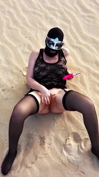 Această mamă sexy își masturbează pizda într-un peisaj de deșert uriaș, retras, în timp ce o dronă o urmărește îndeaproape