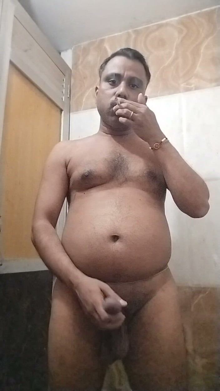 Indian pornstar Ravi: Ravi, star du indienne, et Ravi, garçon gilgolo, fument des...