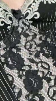 ฉันถอดเสื้อผ้าเพื่อให้เธอเงี่ยน