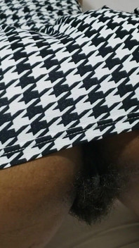 Ngentot memek berbuluku dan crot di mulutku