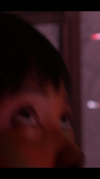 Una donna rossa in un bagno (PIENO)