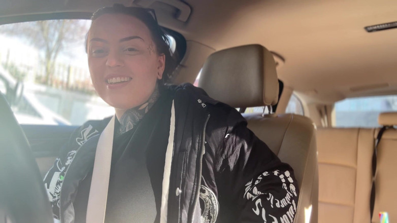 Miss Valentina: Fétichisme de la ceinture de sécurité, monstre