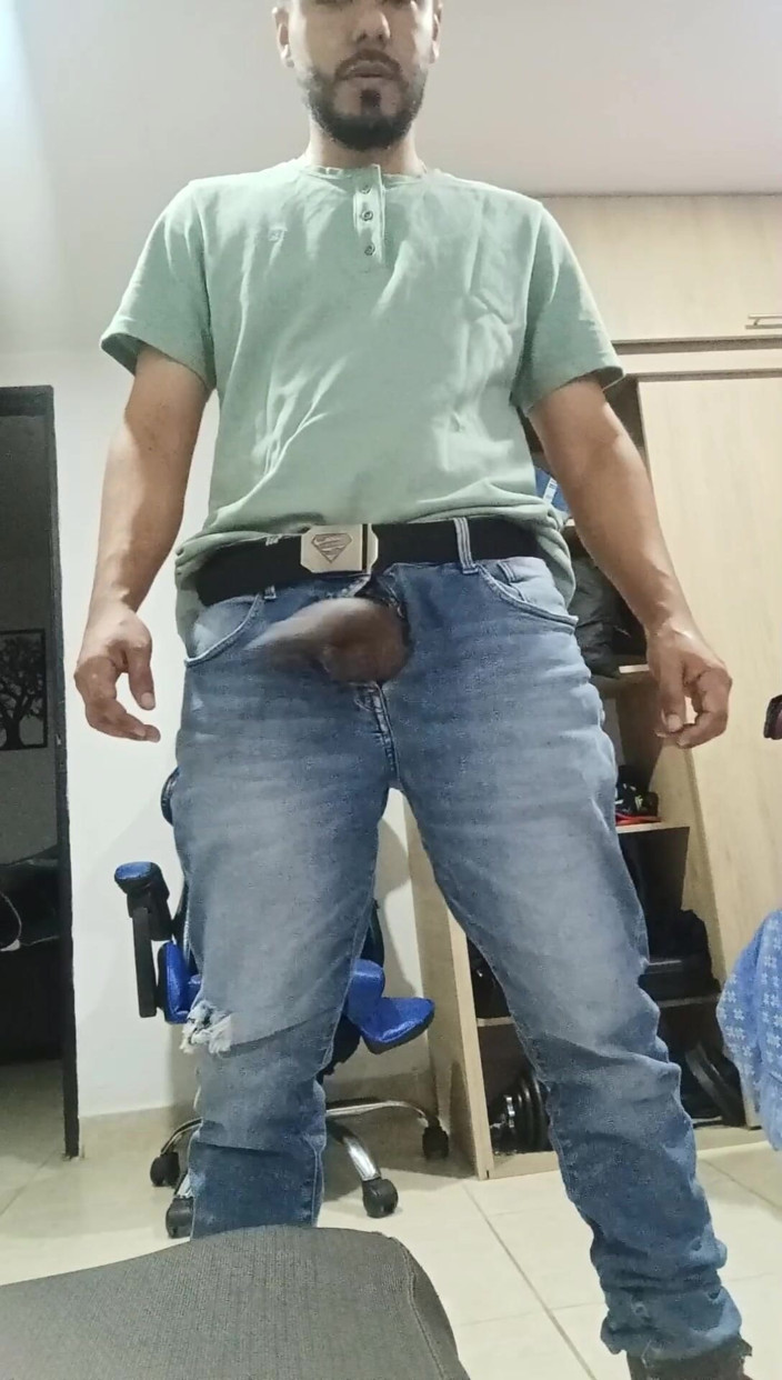 Tommhot: Une bite hors de sa culotte et urine au travail
