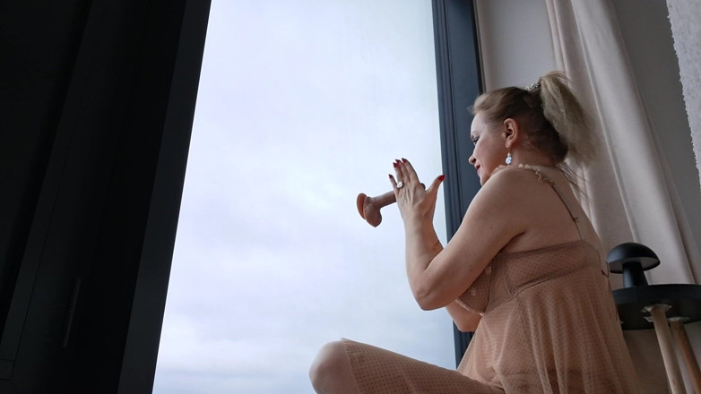 Misses_Jenny: Speelgoedspel - dildo op het raam - pijpbeurt