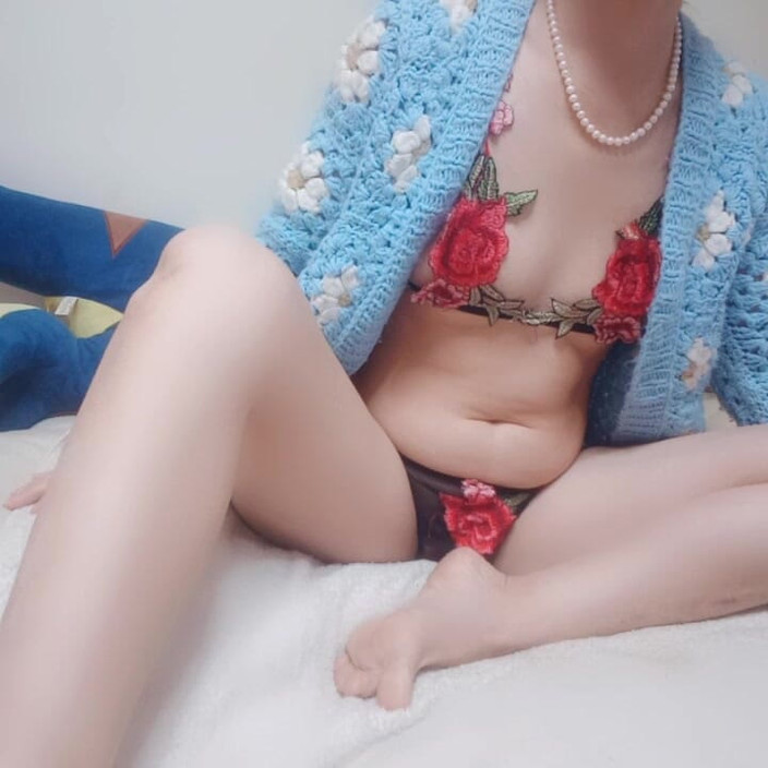 sweethanajapanese: Zierliche Hana Beginnt Ihre Neue Arbeit Mit Rosenblumen-outfit