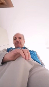 Você ouve o som da minha mão se masturbando por todo o meu pau duro e inchado