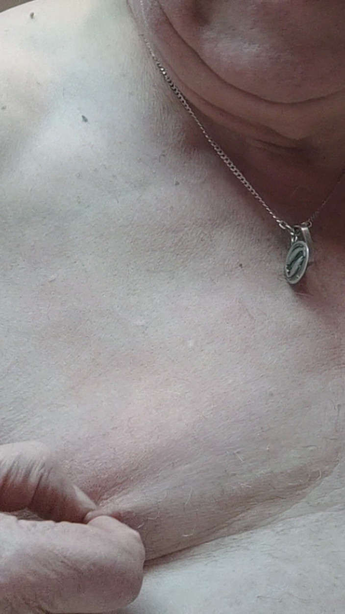 Karlchengeil: Delicioso pellizco en el pezón