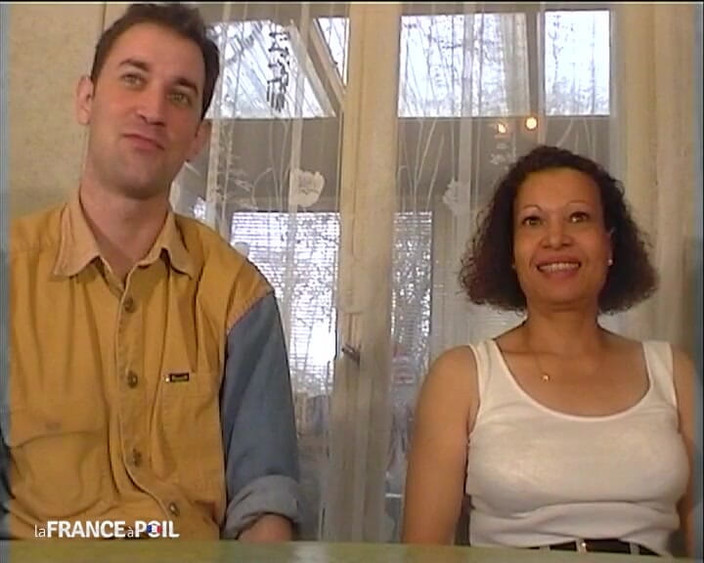 La France a Poil: Curvă matură păroasă sodomizată și futută cu pumnul în trei