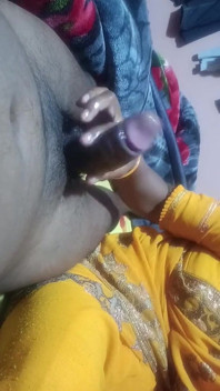 Desi bhabhi gab einen handjob und bekam dann ihren arsch gefickt