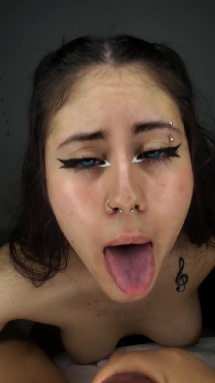 DherlyDoll: De mooie 18-jarige vindt het heerlijk om al het sperma van...