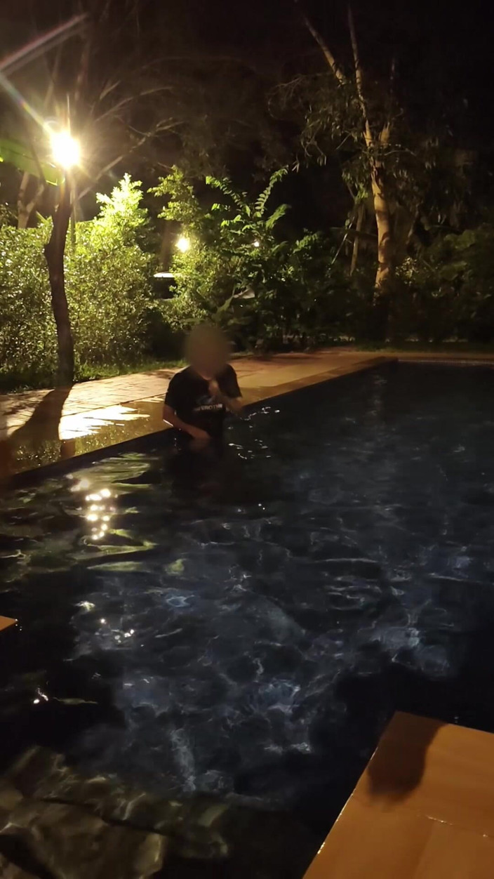 Anonymous Vlogger: Esposa caliente arriesgando follar en piscina pública por la noche