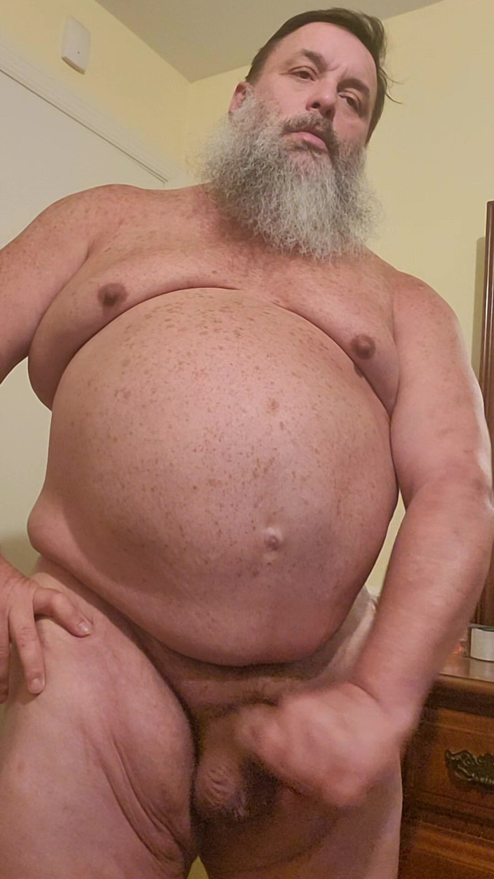 GeneWadexxx: Großer bär masturbiert eine heiße ladung