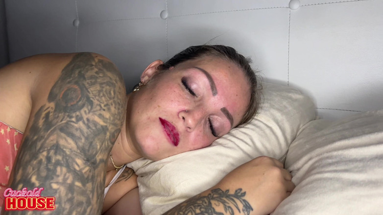 CuckoldHouse: このホットなブロンドの女性は、3人の男があらゆる方法で彼女を抱く準備ができていて、めちゃくちゃムラムラして目覚めた