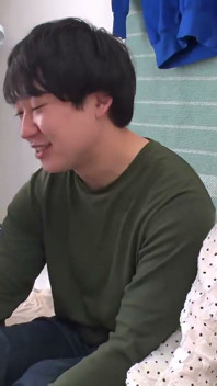 첫 애널 섹스 - 수줍음이 많지만 장난꾸러기 여자들 반응에 흥분하고 거칠게 돌림