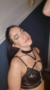 Este o mică curvă pasionată de spermă