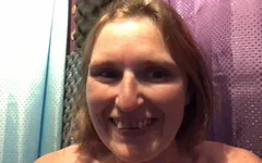 Rachel Wiggler flexar sina pecs som ett videosvar på att bli frågad hur stark hon är del 1