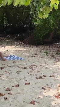 Sapık büyük memeli orta yaşlı seksi kadın ve üvey kızını mastürbasyon yapıyor ve güneşlenirken yüzlerine boşalıyor