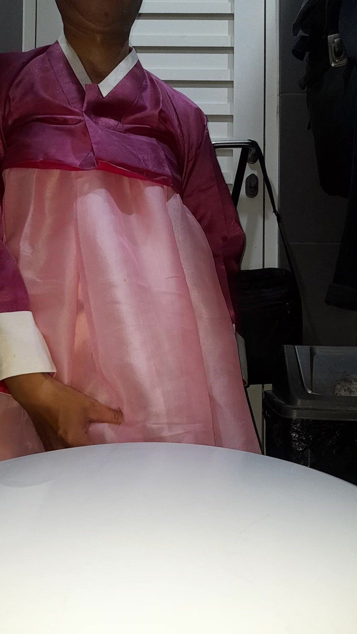 Naomisinka: Transvestã¤t im koreanischen hanbok-kleid