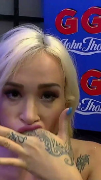 Perempuan jalang blonde diliputi air mani oleh berbilang zakar - ggg bukkake