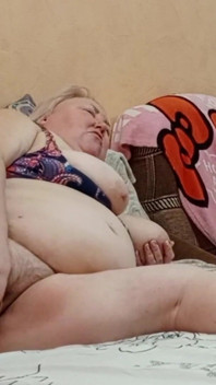 Mother-in-law Masturbates Her Pussy in the Evening