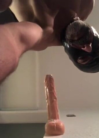 Black Neon Corner: Dildo berminyak untuk lubang yang lapar