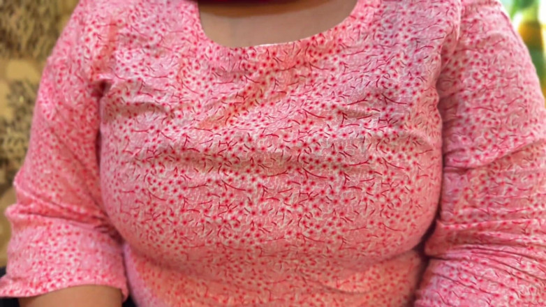 Aria Mia: 大きな膣 BBW 大きなお尻と大きな胸 ホットなエジプト継母がドレスを洗い、興奮する!
