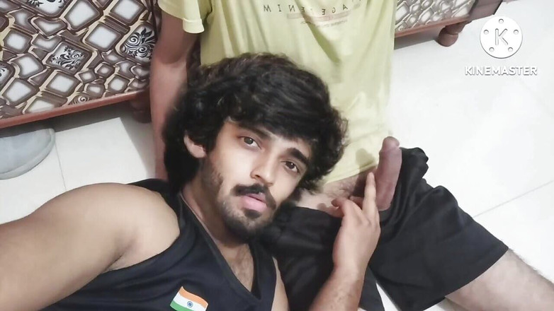 Desi__Panda: Primeira vez chupa pau do meio-irmão Aproveite