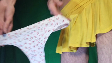 HeIsSooThin: Thong Lancar Flowery dengan Skirt Kuning