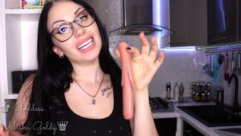 Goddess Misha Goldy: Aptal üvey oğlumu yiyorum! Yutma fetişi!