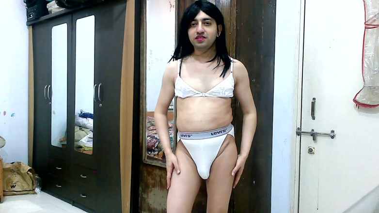 Cute & Nude Crossdresser: Crossdresser banci manis femboy Sweet Lollipop dalam pantyhose dan coli-pantie.