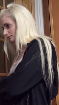 Sora vitregă slabă l-a prins pe fratele vitreg uitându-se la porno și ajuta la labă