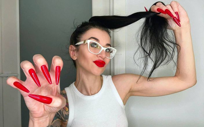 Julia domaina: Uñas largas rojas y labios rojos