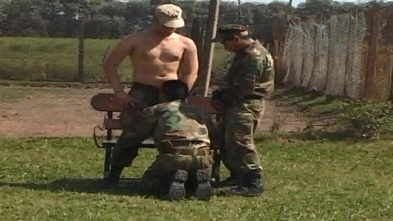 Straight fucking boy in uniform: Açık havada 2 askeri tarafından sikiliyor