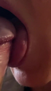 Blowjob dari batang kecil sehingga keras dan