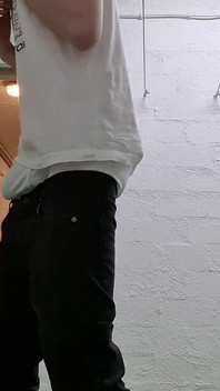 Celanaku dientot dengan kendur sambil pamer celana dalam putihku