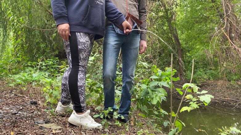 OurFetishLife: Une MILF en legging aide un inconnu à faire pipi au...