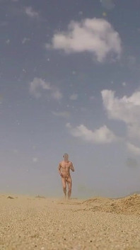 Lelaki bogel yang belum disunat berlari dengan boner di pantai negeri