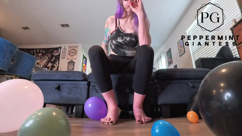 Peppermint Giantess: 巨人女が風船の袋を丸ごと吹き飛ばす 小さな視点 足の挑発といやらしい視線