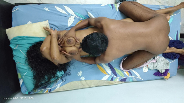 Pavi sun: Sur de India - hermanastra en el dormitorio