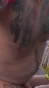 Vestido amarillo y garganta hambrienta: mamada ellas vestidas, él desnudo de Karla, adoración de leche en las tetas y cara follada