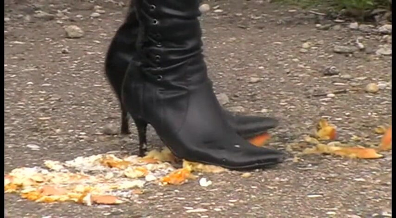 Foot Girls: Verpletterend eten buitenshuis met mijn hoge hakken