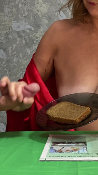 Ibu Tiri Sarapan Pagi Dengan Air Mani Segar Handjob Femdom