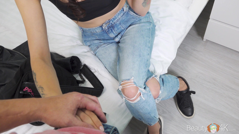 Teen Mega World: Cutie šuká, aby dostala volný byt