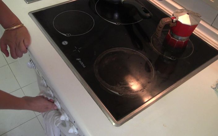 Stepmom Susan: Moje nudistická nevlastní matka je děvka a polyká moje sperma...