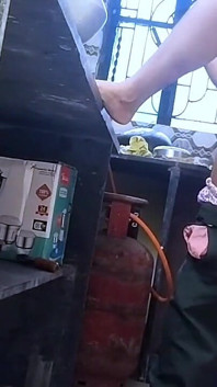Bhabi Kitchen Me Kam Kar Rahi Thi Tab Devar Aya Aur Doggy Banake Choda