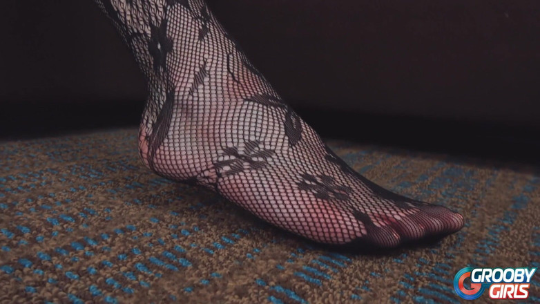 Grooby Girls: TS Luciana Lace se lo accarezza e sborra!