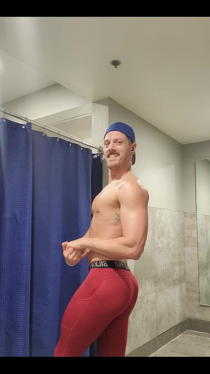 KingB8er: J’adore fléchir et m’exhiber dans les vestiaires ! Mets-toi à poil et...